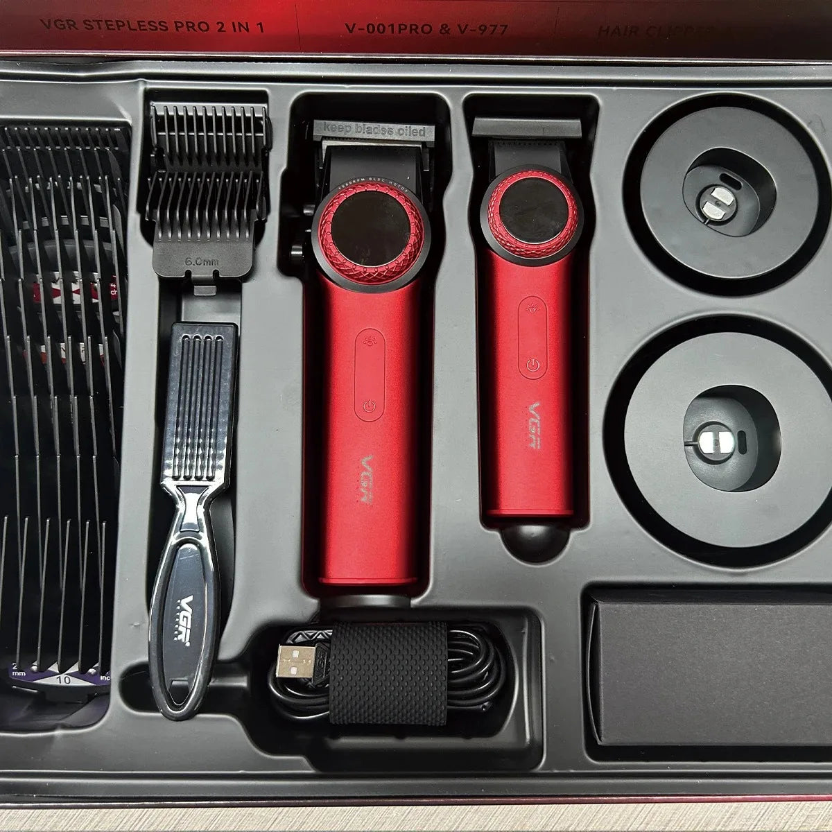 Tondeuses VGR V-001 et V-977 présentées avec leurs accessoires dans leur coffret